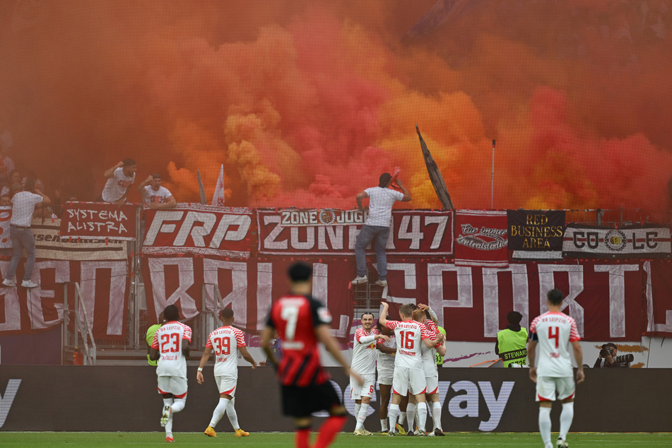 Beim Spiel gegen Eintracht Frankfurt wurden mehrere Rauchtöpfe von den Fans der Sachsen gezündet.