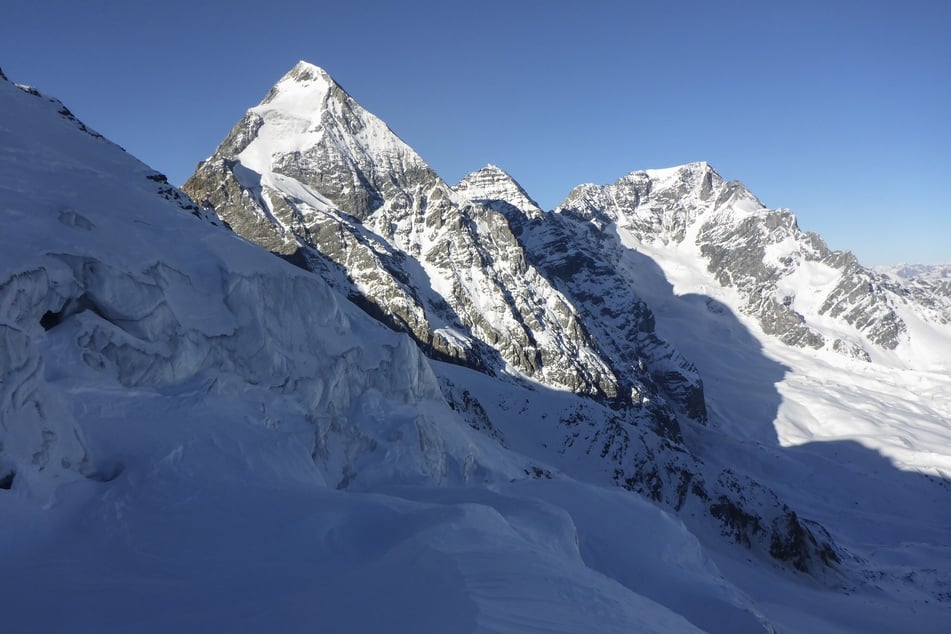 Ein 19-jähriger Deutscher wurde auf einem Klettersteig in Österreich von einer Lawine mitgerissen und dabei getötet. (Symbolfoto)