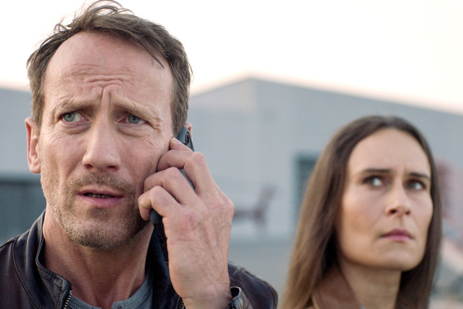Der Einsatz läuft aus dem Ruder: Falke (Wotan Wilke Möhring, 53) mit Kollegin Katia (Anja Taschenberg, 39) in einer Szene aus "Tatort: Macht der Familie".