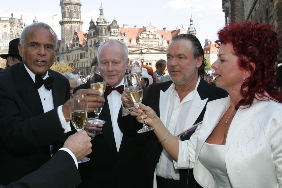 Stoßen aufs Jawort an (v.l.): Harry Belafonte, Georg Milbradt, Hermjo und Viola Klein.