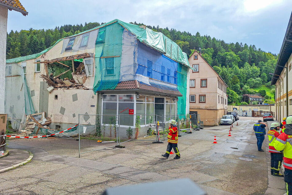 Aus einer anderen Perspektive wird das Ausmaß des Einsturzes deutlich.