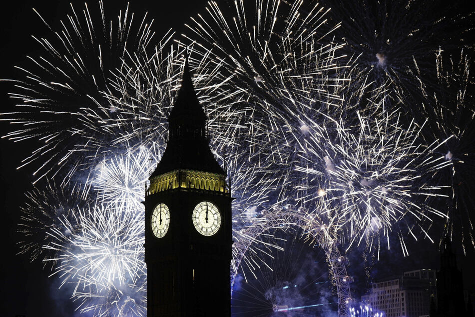 Mehr als 100.000 Menschen feierten den Jahreswechsel bei einem gigantischen Feuerwerk am Riesenrad London Eye.