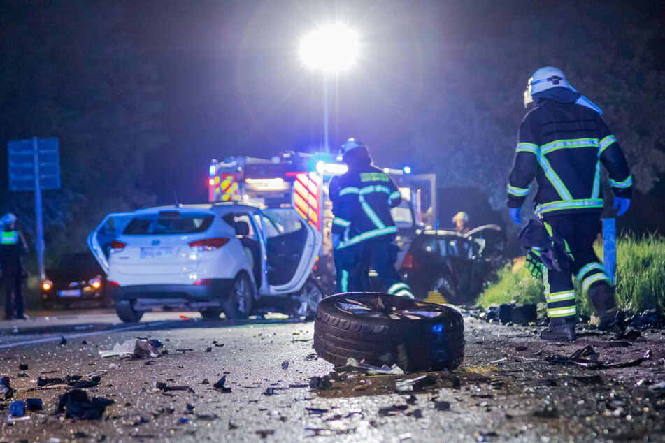 Nach dem tödlichen Unfall an einer Kreuzung in Hürth blieb ein Trümmerfeld auf der Straße zurück.