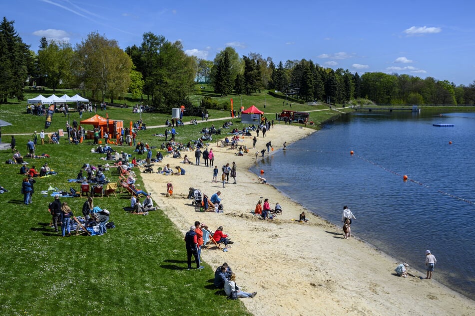 Am Stausee Rabenstein wurde schon in der vergangenen Woche angebadet. Bei 11 Grad Wassertemperatur trauten sich aber nur wenige in das kühle Nass.