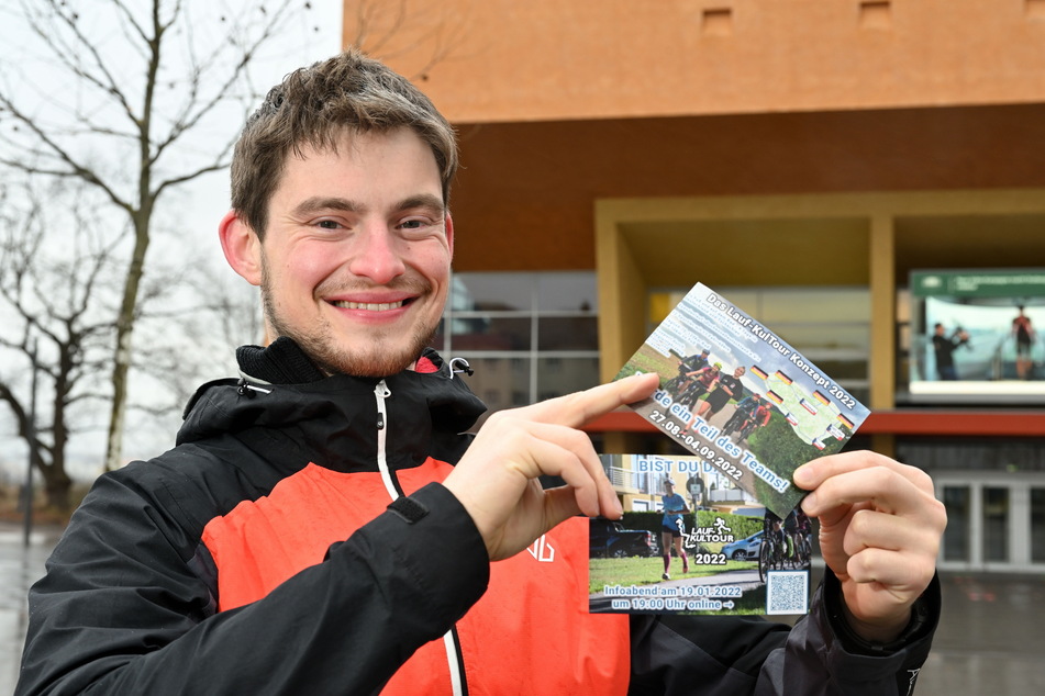 Organisator Christian Bäumler (30) präsentiert die Flyer für die "Lauf-KulTour 2022".