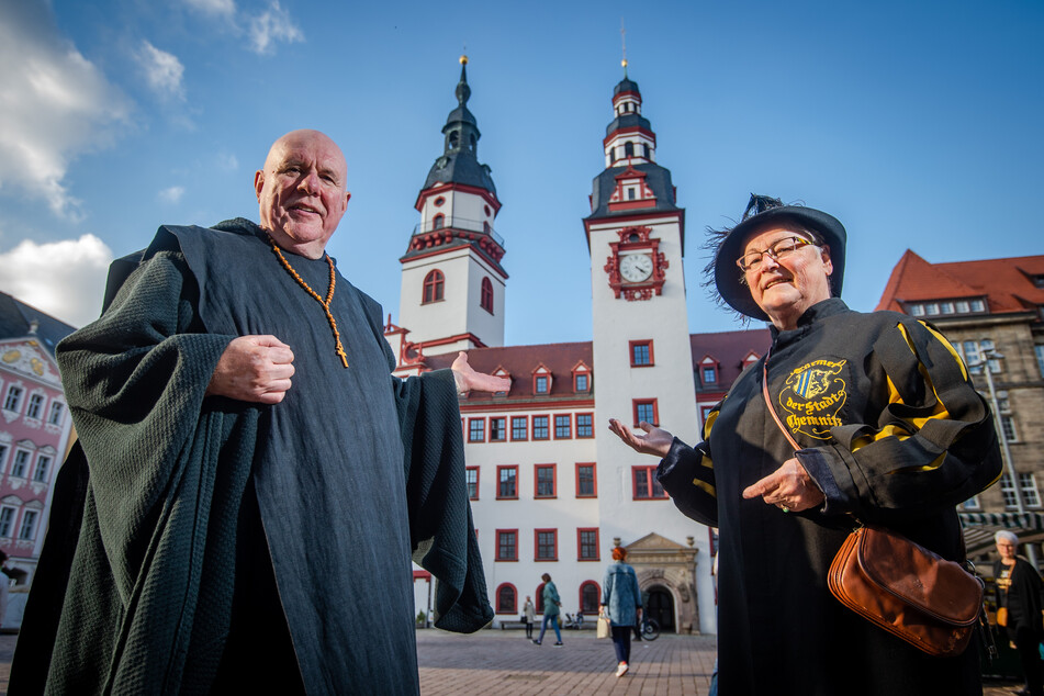 Thomas Mehnert (63) als Benediktinermönch und Kristina Faber (71) als Türmerfrau erzählen Interessantes zu ihren Figuren am Glockenspiel im Alten Rathaus.
