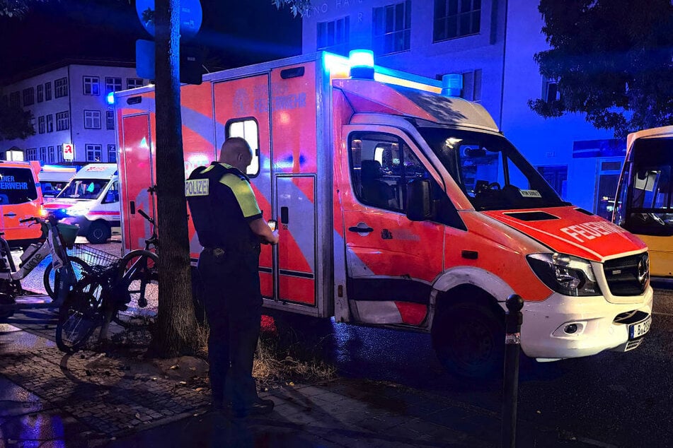 Bei dem Crash ist der Rettungswagen an der Beifahrerseite in Mitleidenschaft gezogen worden.