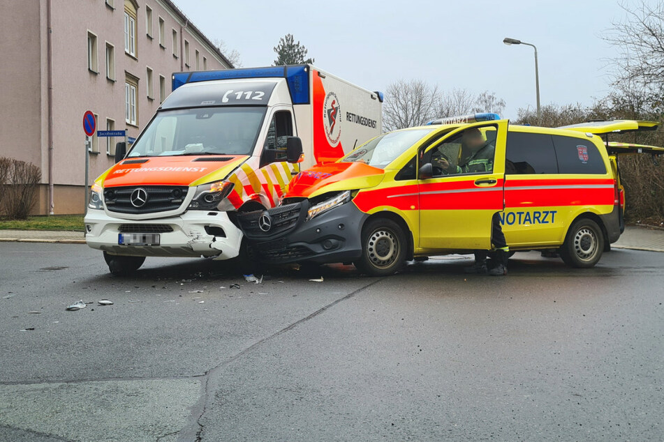 In Zwickau sind zwei Rettungsfahrzeuge auf dem Weg zum Einsatz zusammengekracht.