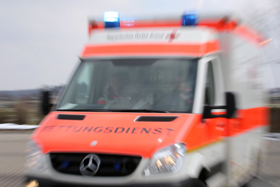 Der Mann wurde mit dem Rettungswagen ins Krankenhaus gebracht, erlag dann aber seinen schweren Verletzungen. (Symbolbild)