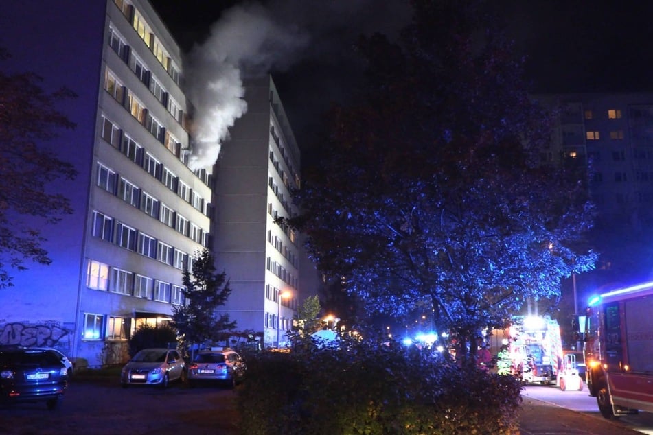 Dichte Rauchwolken drangen aus einer Wohnung.