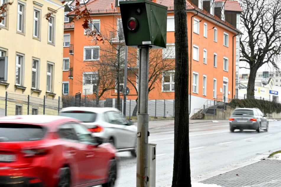 Weniger Verkehr und die hohe Bekanntheit in der Stadt: Der Bergstraße-Blitzer nahm nur noch 182.359 Euro ein. 2019 waren es knapp 200.000 Euro mehr.