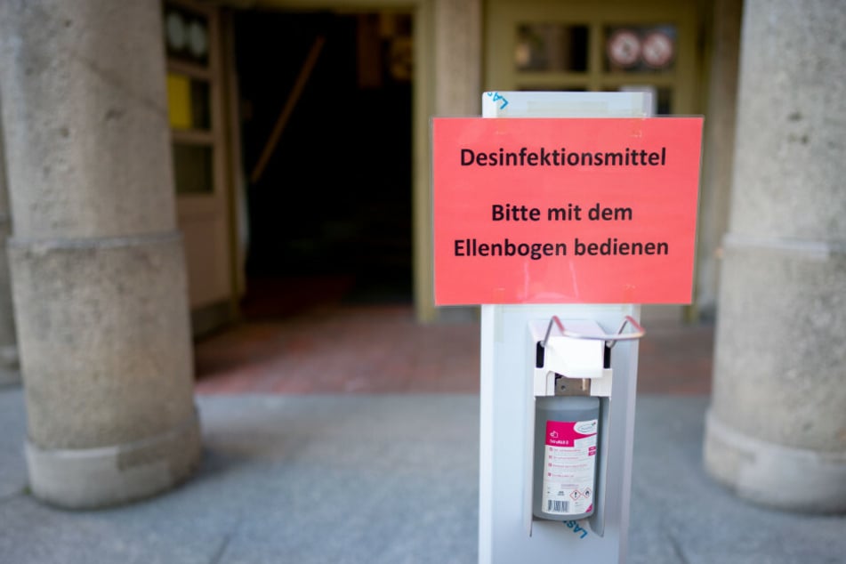 Ein Spender mit Desinfektionsmittel steht am Eingang einer Berliner Schule bereit. Die Bildungsgewerkschaft GEW hat angesichts steigender Infektionszahlen gefordert, den Regelunterricht an Berliner Schulen zu beenden. (Symbolfoto)