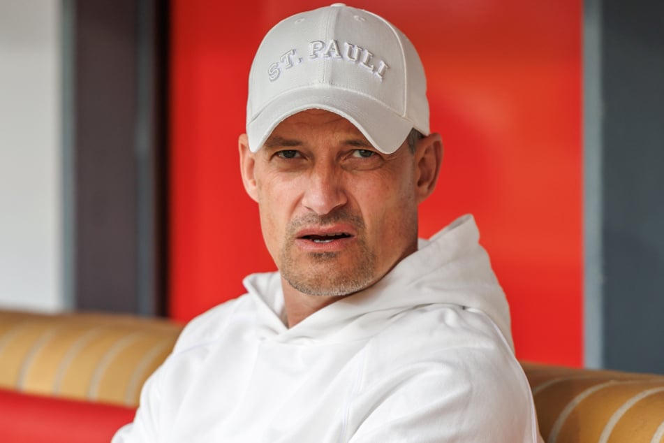 St.-Pauli-Coach Alexander Blessin (52) weiß, was die Stunde geschlagen hat: Für seine Mannschaft geht es am Samstag gegen Wolfsburg um alles.