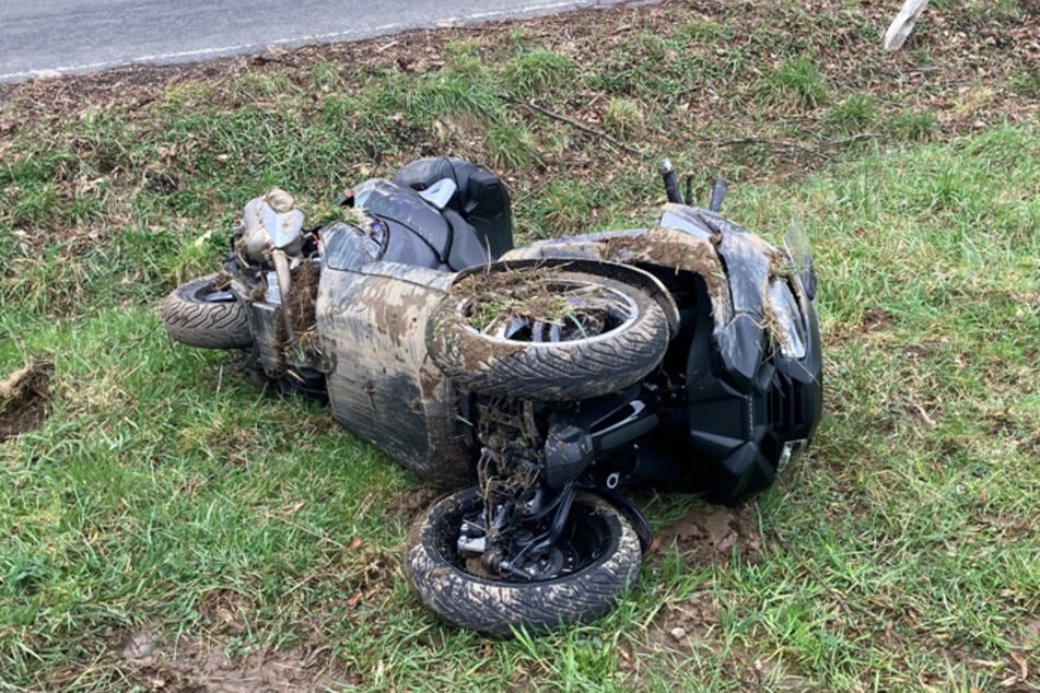 Der Roller des 49-Jährigen wurde nach dem Unfall abgeschleppt.