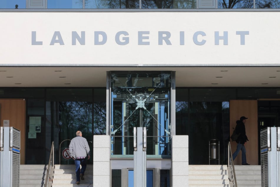 Selbst die 400 Quadratmeter große 1. Große Strafkammer des Magdeburger Landgerichtes ist zu klein für den Prozess.