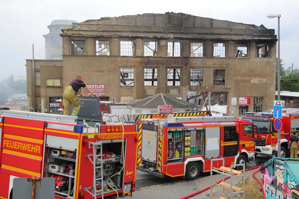 Dresden: Gute Nachrichten nach Großbrand im Industriegelände: Schäden wohl nicht so schlimm wie befürchtet