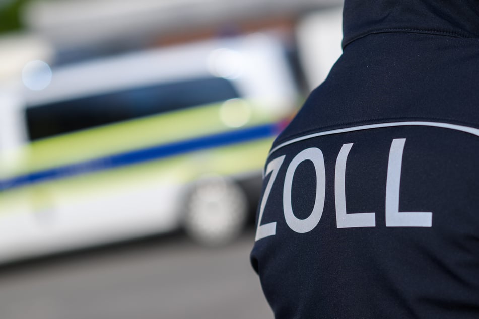 Bei einer Autobahn-Kontrolle machten Zöllner eine Entdeckung in einem Fahrzeug. (Archivbild)