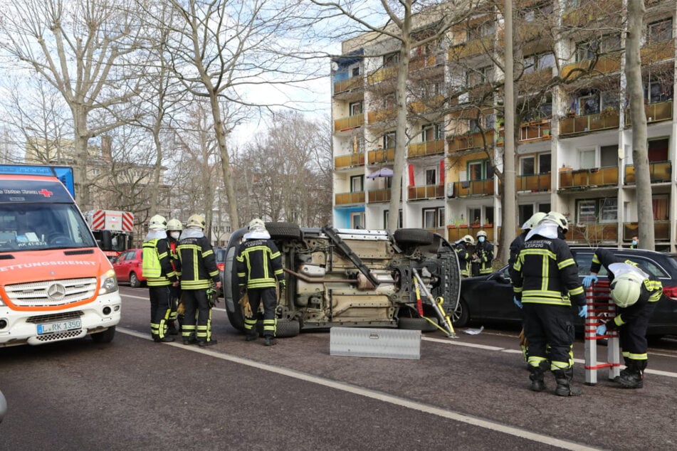 Die Feuerwehr musste zur Bergung des verunfallten Opels anrücken.