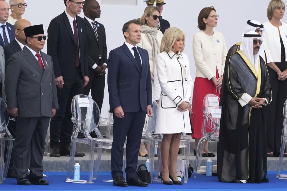 Frankreichs Präsident Emmanuel Macron (47, l.) und seine Frau Brigitte (72, r.) beobachteten die vorbeiziehende Parade - und konnten die ein oder andere Überraschung erleben.