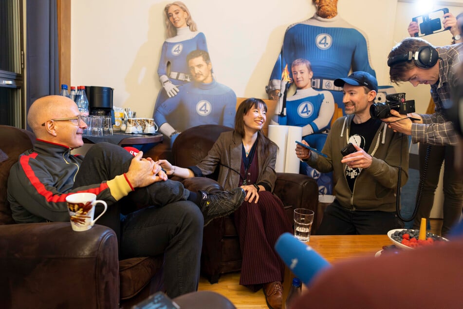Christoph Maria Herbst (59, l.) erobert mein Herz im Sturm. Mit Stromberg-Bart und Stromberg-Shirt habe ich, Holger Köhler-Kaeß (44, zweiter von rechts), dafür aber auch (fast) alles gegeben.