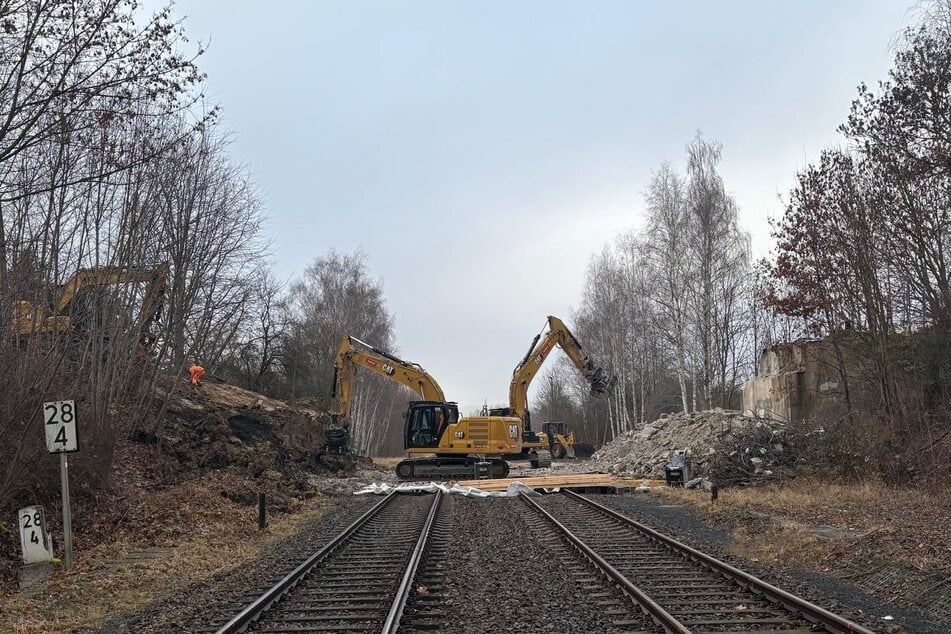Innerhalb weniger Tage ist die einsturzgefährdete Brücke "Kummersberg" beseitigt worden.