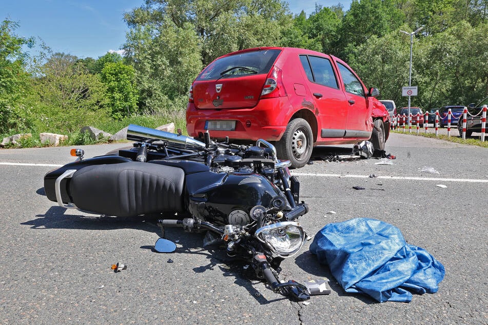 Das Motorrad wurde bei dem Crash komplett zerstört.