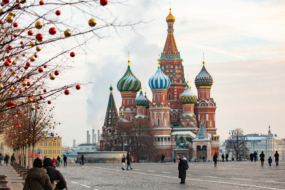 Menschen flanieren am Roten Platz in Moskau - die Wirtschaft Russlands brummt.