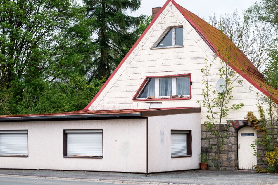 Streit um alten Neonazi-Treff: Gemeinde kauft Haus, folgt nun der Abriss?