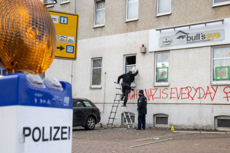 "Fight Nazis Everyday" (Bekämpfe Nazis jeden Tag) wurde an die Fassade der Szenekneipe Bulls Eye in Eisenach geschrieben.