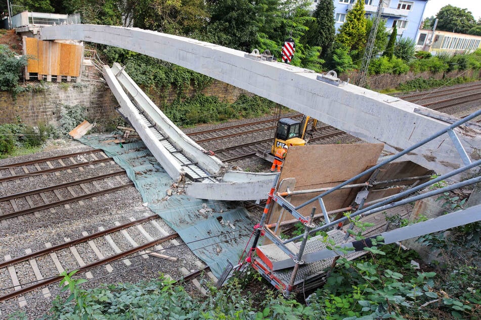 Teile einer Brücke liegen auf den Gleisen. In der Nacht waren beim Abbau einer maroden Fußgängerbrücke Brückenträger auf die Gleise gestürzt.