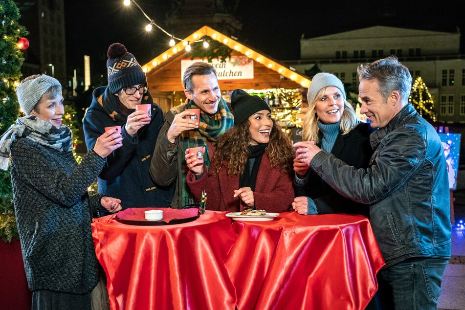 Besondere Drehorte gibt es immer wieder, hier zum Beispiel der Leipziger Weihnachtsmarkt auf dem Augustusplatz. Im Hintergrund ist die Oper zu sehen.