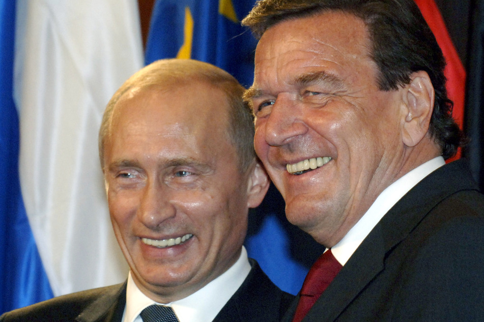 Altkanzler Gerhard Schröder (78, r.) verbindet ein freundschaftliches Verhältnis mit dem russischen Präsidenten Wladimir Putin (70, l.).