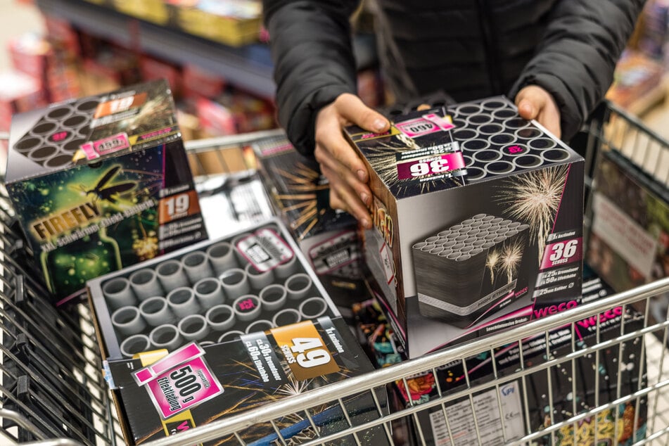 Viele haben beim Verkauf von Feuerwerk zugeschlagen. Der ersten Raketen wurden wohl gleich ausprobiert. (Symbolbild)