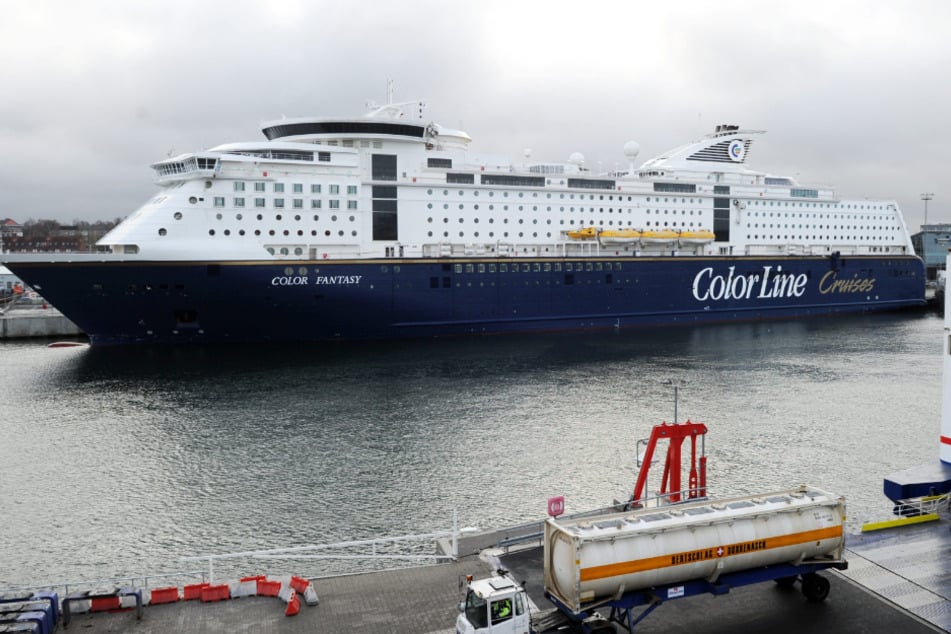 Auf der Skandinavienfähre "Color Fantasy" hat sich am Samstag ein weibliches Besatzungsmitglied schwer verletzt. (Archivfoto)