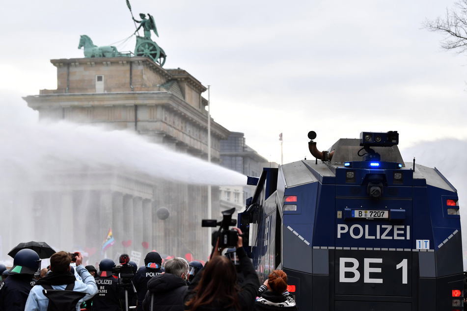 Demonstranten wurden mit Wasser beregnet.