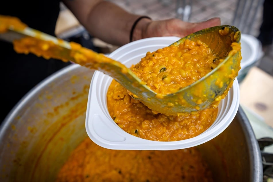 Am "Tag der Wohnungslosen" wurde auf dem Neumarkt Erbsensuppe ausgegeben.