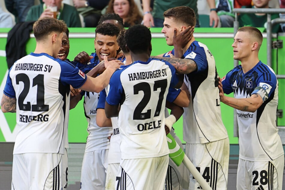 Jean-Luc Dompé (verdeckt) wird nach seinem Elfmetertreffer gegen Wolfsburg von seinen Mitspielern gefeiert.