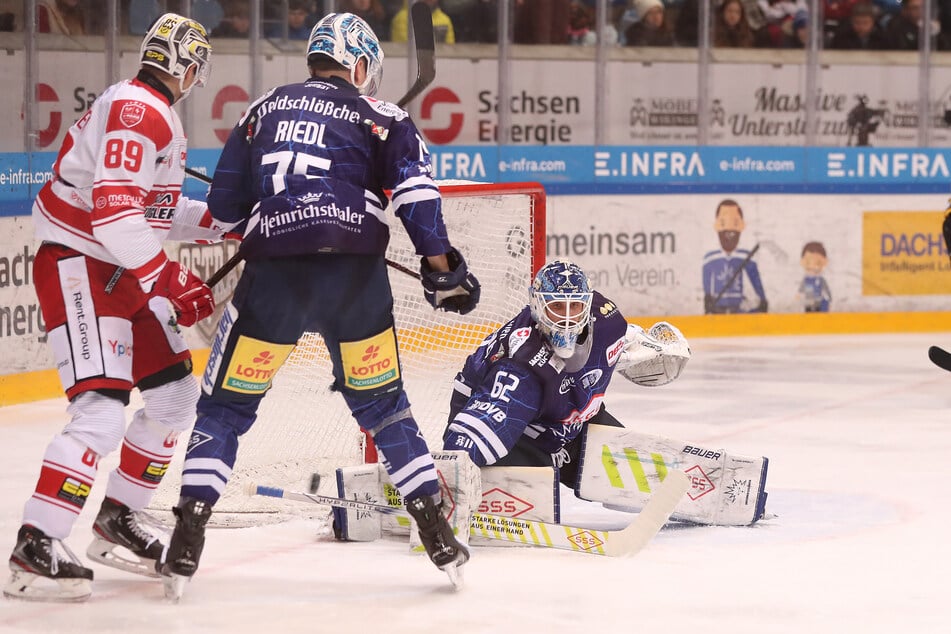 Eislöwen-Goalie Jannik Schwendener (r.) wurde gleich fünfmal überwunden.