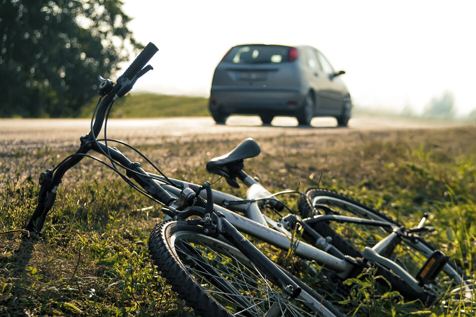 Ein Radfahrer (58) erlitt am Samstagabend einen Hitzeschock und stürzte in einen Straßengraben (Symbolbild).