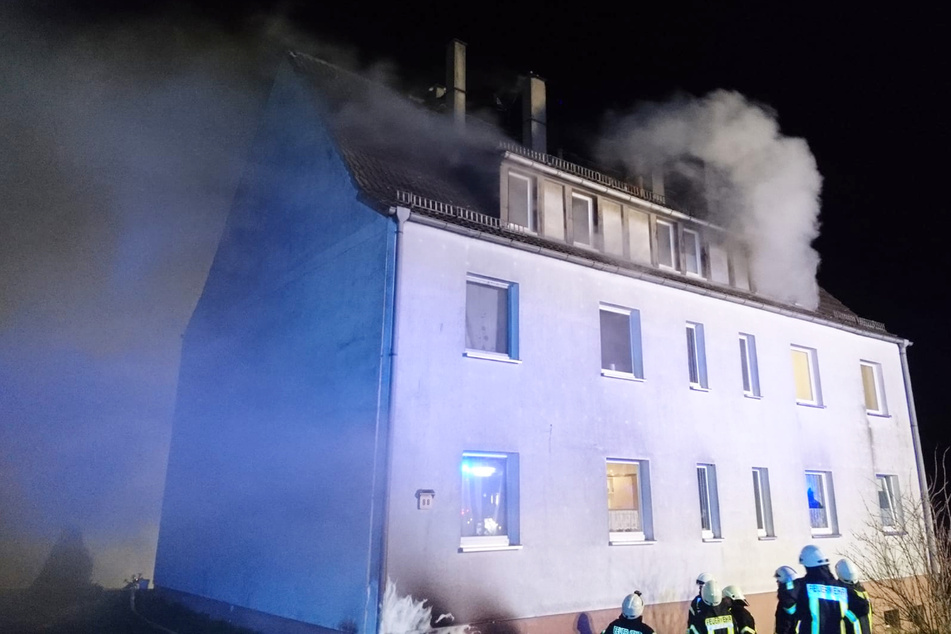Feuer bricht nachts in Wohnhaus aus: Mieter springt in Panik aus Fenster – sechs Verletzte!