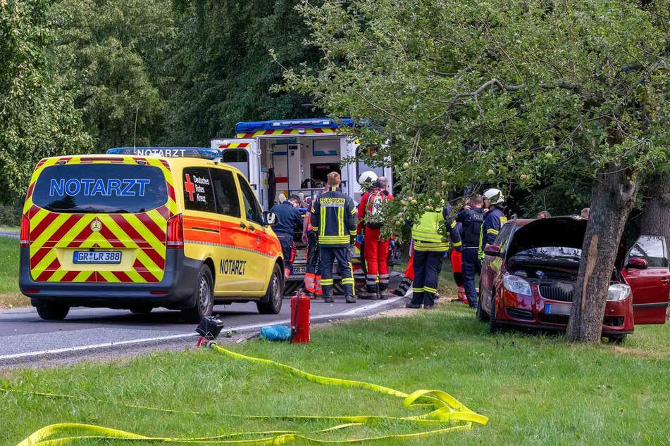 Die junge Frau verlor die Kontrolle über ihren Skoda und fuhr gegen einen Apfelbaum