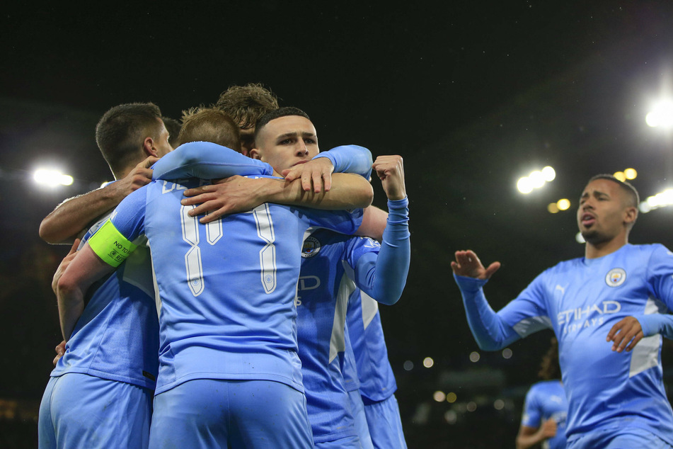 Phil Foden celebrates with his teammates after De Bruyne's decisive goal.