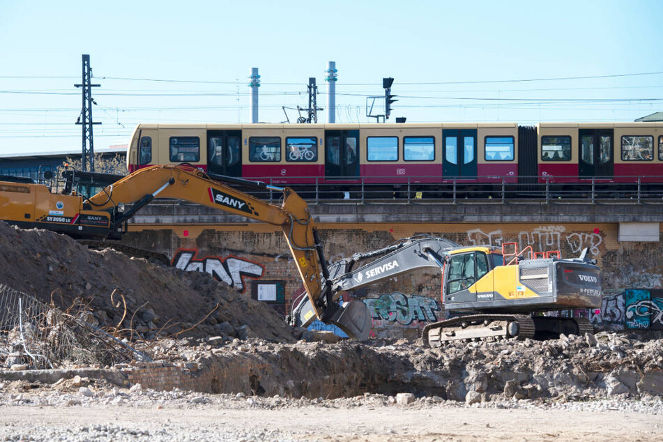 Der Blindgänger aus dem Zweiten Weltkrieg ist bei Bauarbeiten nahe der S-Bahnstrecke entdeckt worden.