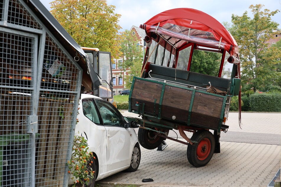 Auf einem Parkplatz in Eibenstock (Erzgebirge) krachte es am Samstagmittag gewaltig: Eine Pferdekutsche stieß mit einem geparkten VW zusammen.