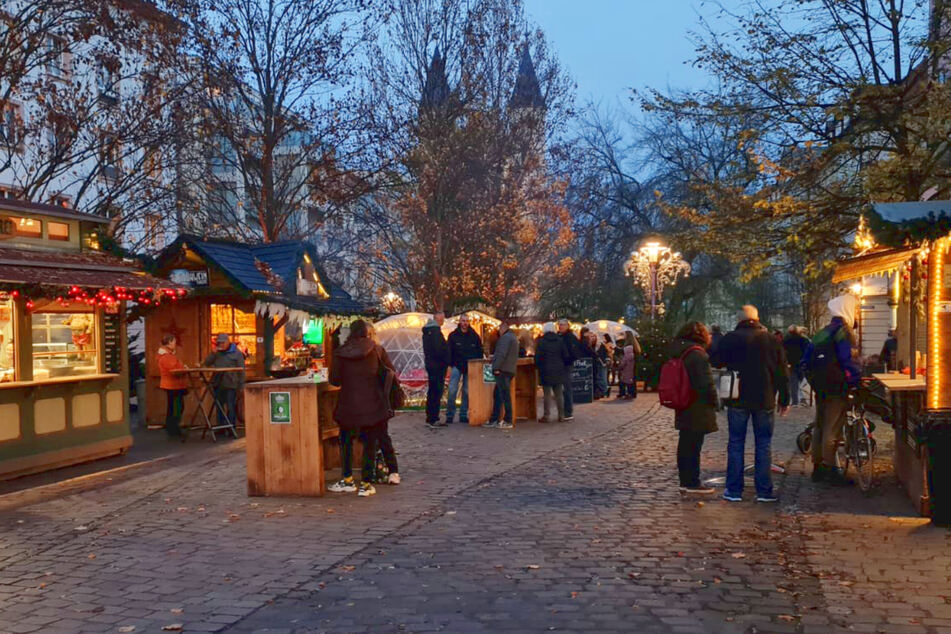 Der "Winterzauber an der Grünen Zitadelle" ist der Weihnachtsmarkt, der als Erstes in Magdeburg geöffnet hat.