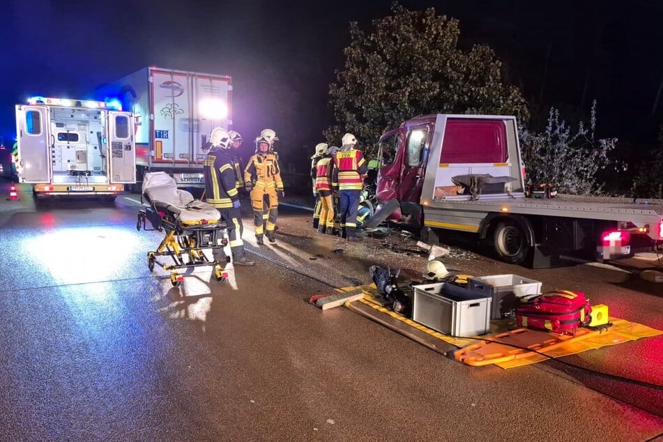 Bei einem Folgeunfall krachte dieser Transporter in einen Lkw.