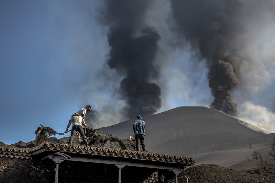 Wegen näher rückender Lava haben die Behörden auf der Vulkaninsel La Palma erneut die Evakuierung von etwa 300 Menschen angeordnet.