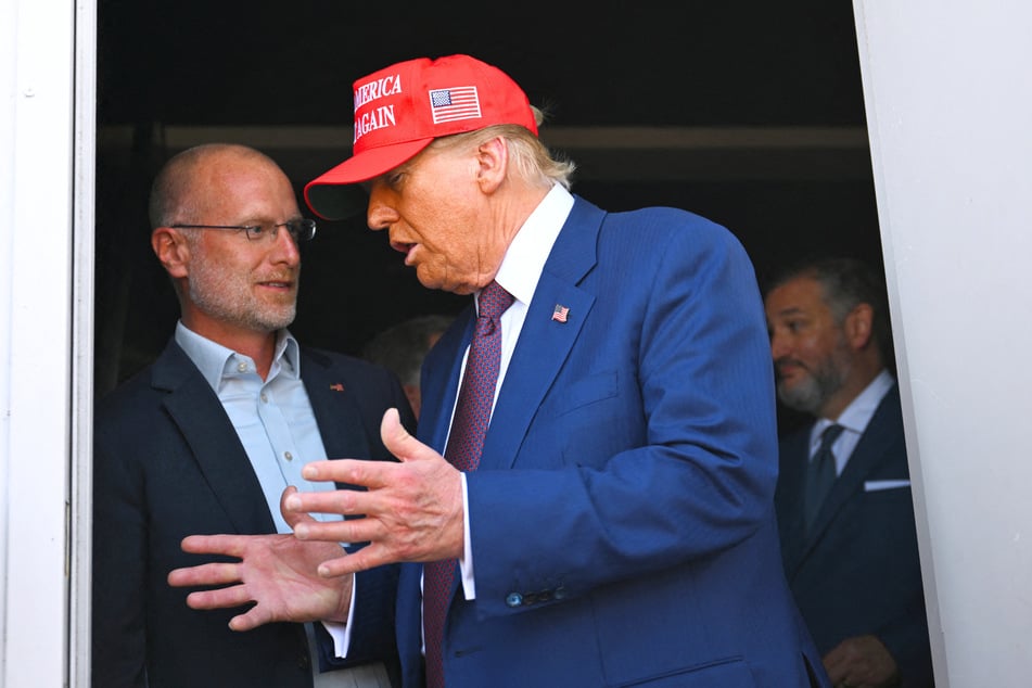 Donald Trump (r) speaks to Brendan Carr (l) while attending a viewing of the launch of a SpaceX Starship rocket test flight on November 19, 2024 in Brownsville, Texas.