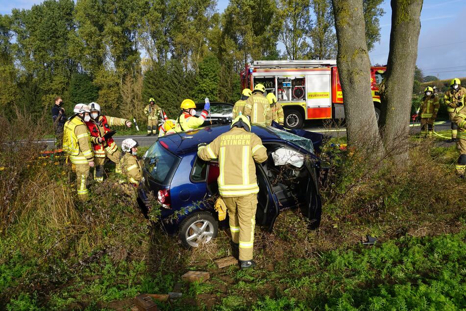 Feuerwehrleute haben den Autofahrer aus dem völlig deformierten Wrack befreit.
