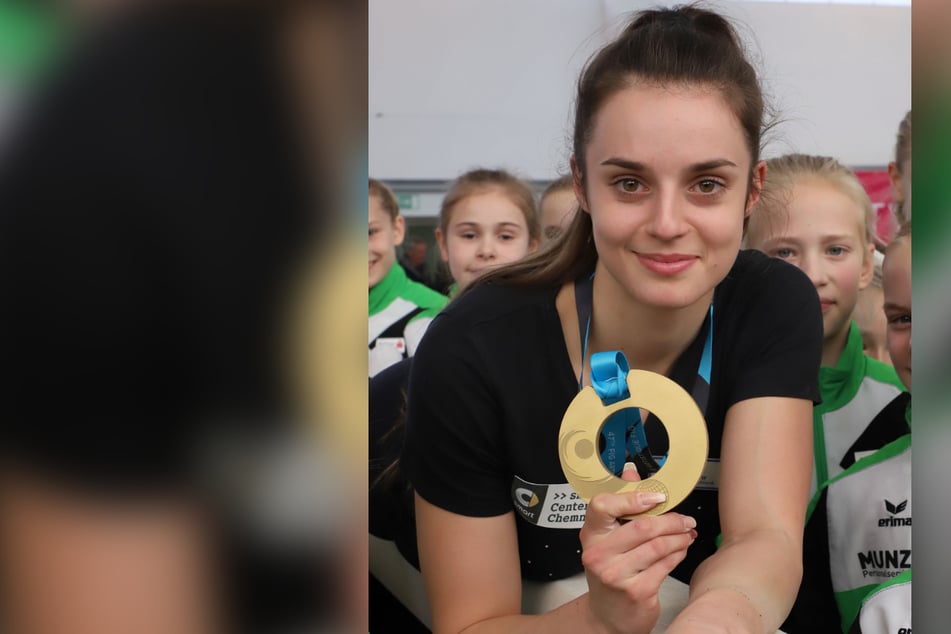 Stolz präsentierte Pauline Schäfer 2017 ihre WM-Goldmedaille aus Montreal.